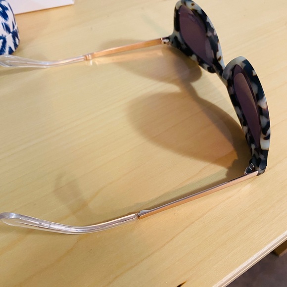 Influencer Sunglasses - Blush Tortoise - Picture 3 of 3